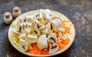 Cut the mushrooms into small pieces. Wash and dry the eggplants.