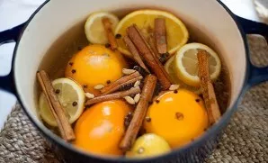 Add citrus fruits, spices and put on the fire. Simmer over low heat.
