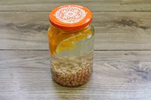 Pour the berries with orange with boiling water, cover with a boiled lid and leave for 15 minutes.