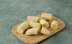 Peel the bananas, cut them into 3-4 parts.