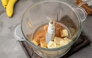 Break the bananas into a blender bowl, add cocoa powder and cinnamon.