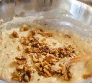 Sift the flour and mix in a separate bowl with baking powder and salt. Then add the flour mixture to the dough. Peel and chop the walnuts...