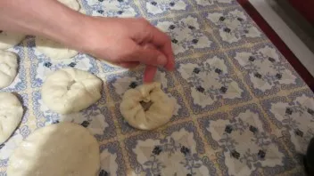 We compress the edges, but so that there is a hole in the middle. Heat the pan with a large amount of vegetable oil.