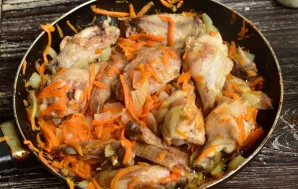 Fry vegetables together with meat for 3-4 minutes.