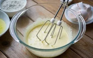 Beat the yolks with a mixer with sugar until the mass turns white.
