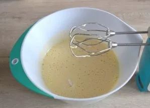 Add a pinch of salt and vanilla sugar, mix.