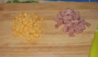 Cut the cheese and ham into small cubes. You can grate.