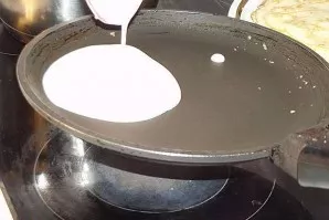 In a preheated pan, fry pancakes. Let them cool a little, and in the meantime lets move on to the filling.