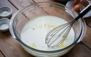 Pour in the milk and mix everything.