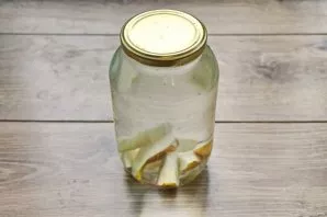 Bring the water to a boil and pour it into a jar with pears. Cover the jar with a lid and let stand for 10 minutes.