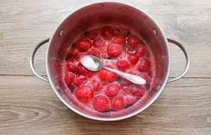 Add citric acid to the berries.