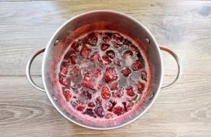 Place the pot with the jam on medium heat and bring to a boil. Cook the jam, skimming off the foam, until it boils. This will take approx...