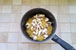 Peel the mushrooms, wash and cut them. Put in a saucepan.
