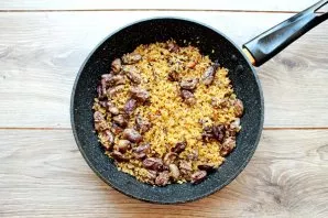 Add bulgur to the pan, mix everything.