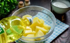 Add a little vegetable oil, salt and pepper to the potatoes, mix. Put the potatoes in the microwave at maximum power for 20 minutes.