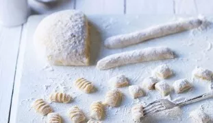 Roll the resulting potato mixture into sausages, divide into small pieces and squeeze with a fork to make it beautiful, as in the picture.