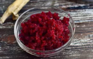Grind horseradish and beets in a meat grinder.