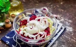 Peel the onion, cut into half rings, put in a salad.