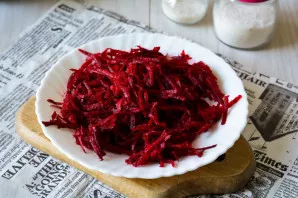 Grate the peeled beets.