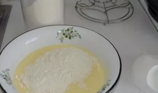 Pour kefir into a bowl, beat eggs, salt and add pre-sifted flour.