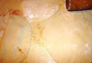 Roll out the dough into a sausage mold. Cut into small pieces and roll out into large pancakes. Put the minced meat on half the pat and c...