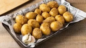 On the edge of the baking dish, place half a head of garlic with the skin. Bake the potatoes in a preheated oven at 190 degrees for 35-40...