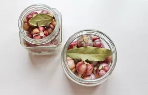 Add cloves, pepper and bay leaves to each jar.