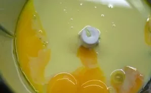Beat condensed milk with 4 yolks with a mixer or blender.