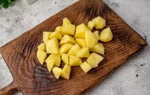 Peel the potatoes, cut into small pieces.