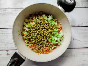 Cut the pepper into small pieces and put it in a pan along with the peas.