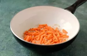 Wash the carrots, peel them and cut into cubes. Put in a pan, saut for about 3-4 minutes.