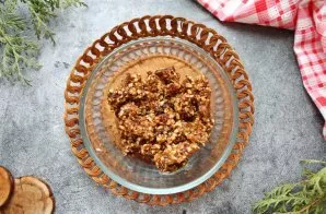 Crush the dates with a blender or meat grinder. Add the almonds and mix.