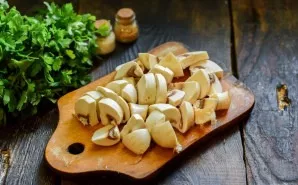 Wash the mushrooms and cut into pieces.