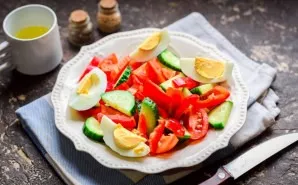 Boil the chicken egg hard, peel it and cut it into 4 parts, transfer to the salad.