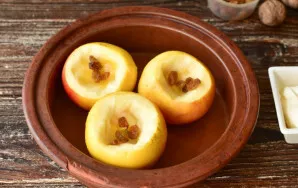 Put raisins there too.