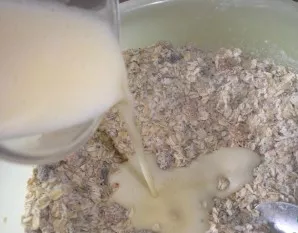 Pour the resulting mixture into a dry one. Stir thoroughly.