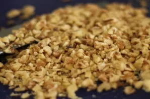 Grind the nuts, but not into powder, but so that small pieces are felt.