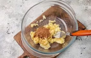 Add cocoa powder to the crushed bananas and mix.