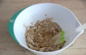 Pour in the vinegar, stir until smooth, but not too hard, so that the resulting bubbles do not extinguish the soda contained in the bakin...