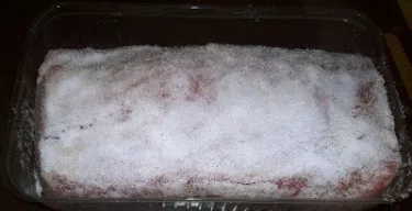 Put the meat in a container and pour salt over it. Place the meat in the refrigerator for 24 hours.