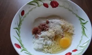 I beat one egg, add salt and spices to the fish to taste, add two spoons of semolina to make the meatballs more viscous.