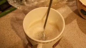 Yeast should rise and foam. Pour into a saucepan with cooled steamed bread. We mix. Soaked bread can be crushed.