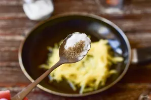 Season the grated potatoes with salt and pepper.