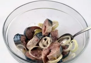Add the onion and oil, mix everything thoroughly. Our task is to mix the fish so that the marinade is evenly distributed over it.