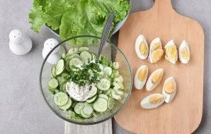 Add sour cream and chopped parsley, season with salt and pepper to taste. Mix it up. Peel and quarter the eggs.