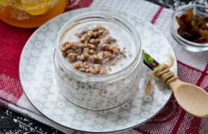 In the morning buckwheat is swollen, it is possible to pour the remaining portion of kefir and mix. By this time, buckwheat had become soft.