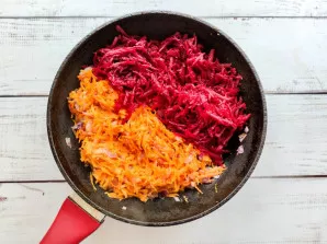 Grate the beets, put in a pan and fry the vegetables for 5-7 minutes.