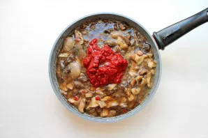 Mix water, salt, sugar and pour into a pan with mushrooms and tomato paste, mix.