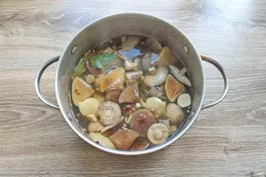 Put the boiled mushrooms in the marinade and simmer for 20 minutes.