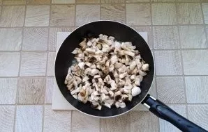 Peel the mushrooms, wash them and cut them not very coarsely. Put in a pan with onions.
